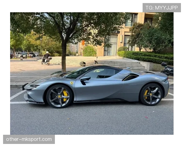 登贝莱又双叒叕迟到？这回连训练场都没进，直接开着法拉利去喝下午茶了