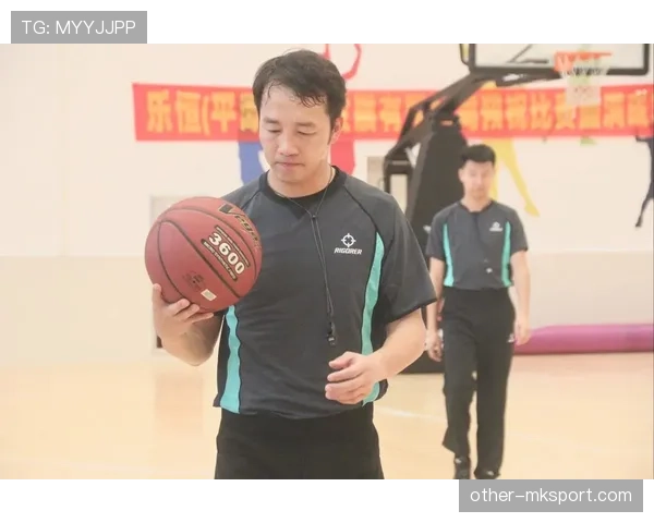 篮球比赛中球员何时会因犯规过多被罚离场？裁判如何判定并执行离场规则